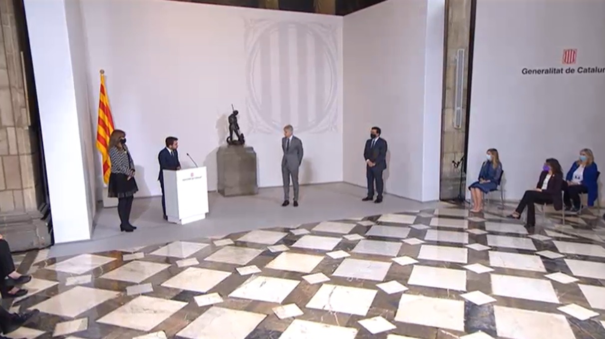 Catalan president Pere Aragonès and parliament speaker Laura Borràs appear alongside the new health minister Josep Maria Argimon during the ceremony to offically name the fourteen new ministers of the Catalan government (screenshot taken from TV3 broadcas